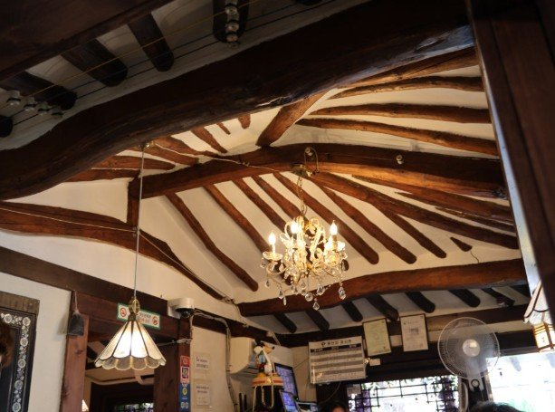 Traditional Hanok dining interior at Hwangnam Ddukkeobi Sikdang in Gyeongju